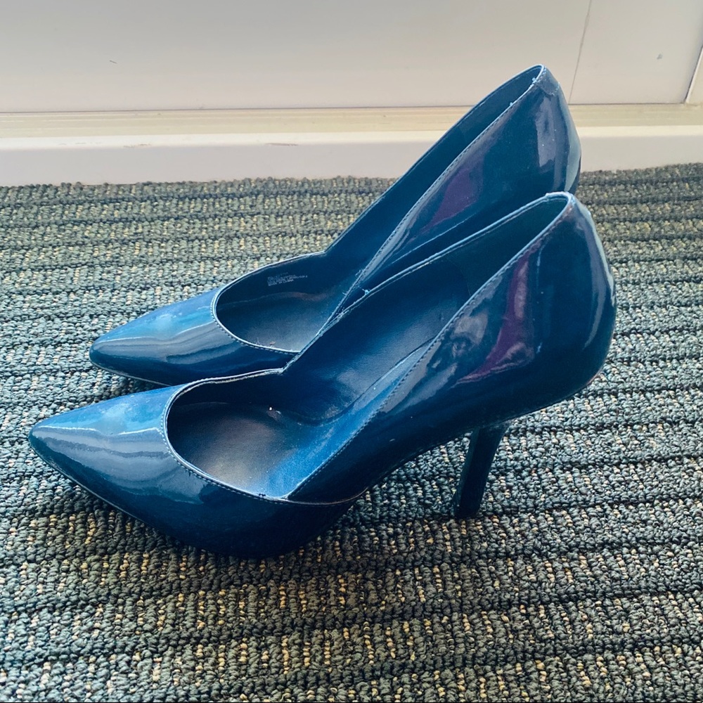BCBG Pointed toe pumps